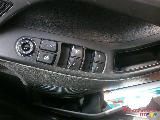 2012' Hyundai Elantra Gls photo #7