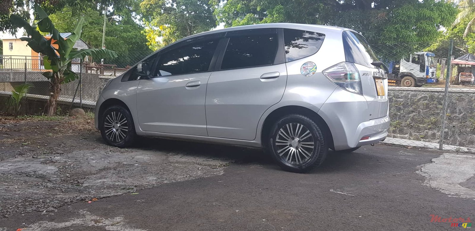 2011' Honda Fit hybrid photo #3