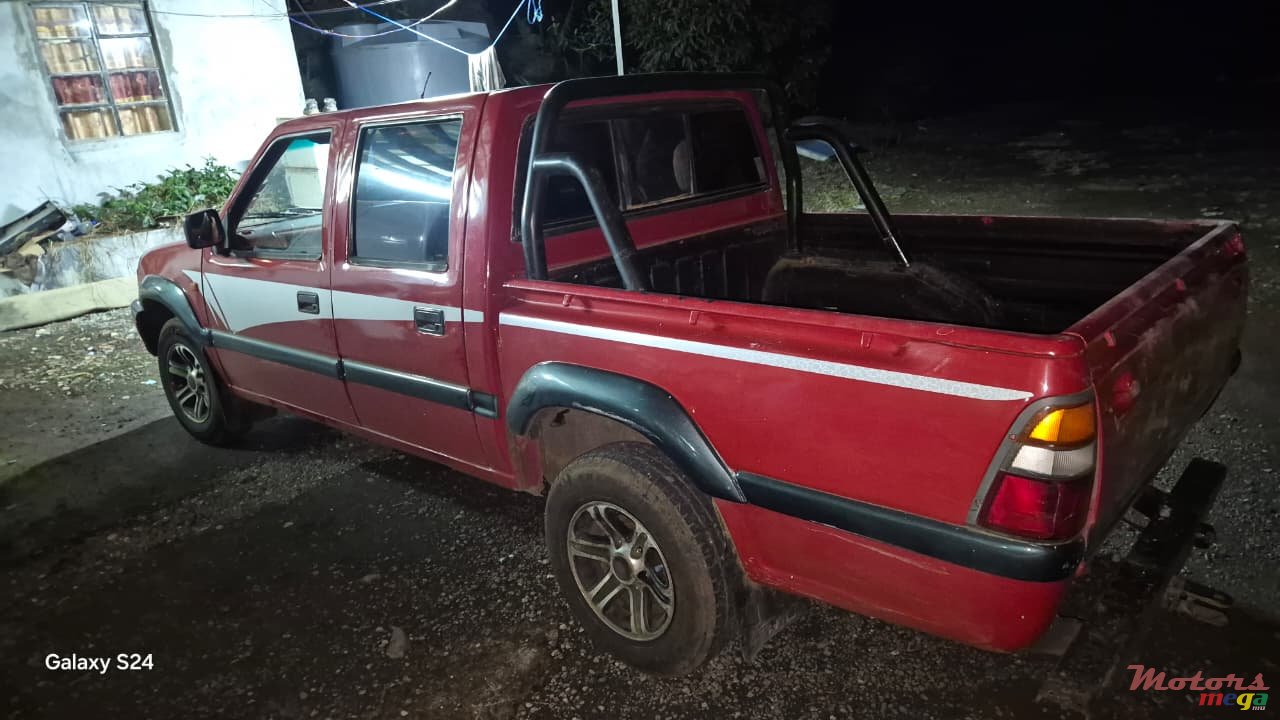 2000' Isuzu KB Series photo #4