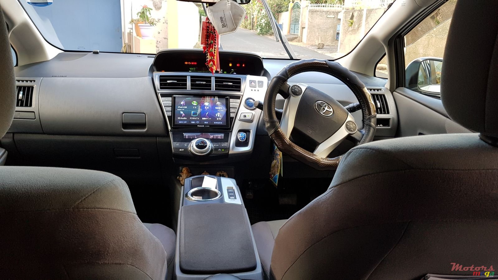 2013' Toyota Prius v photo #7