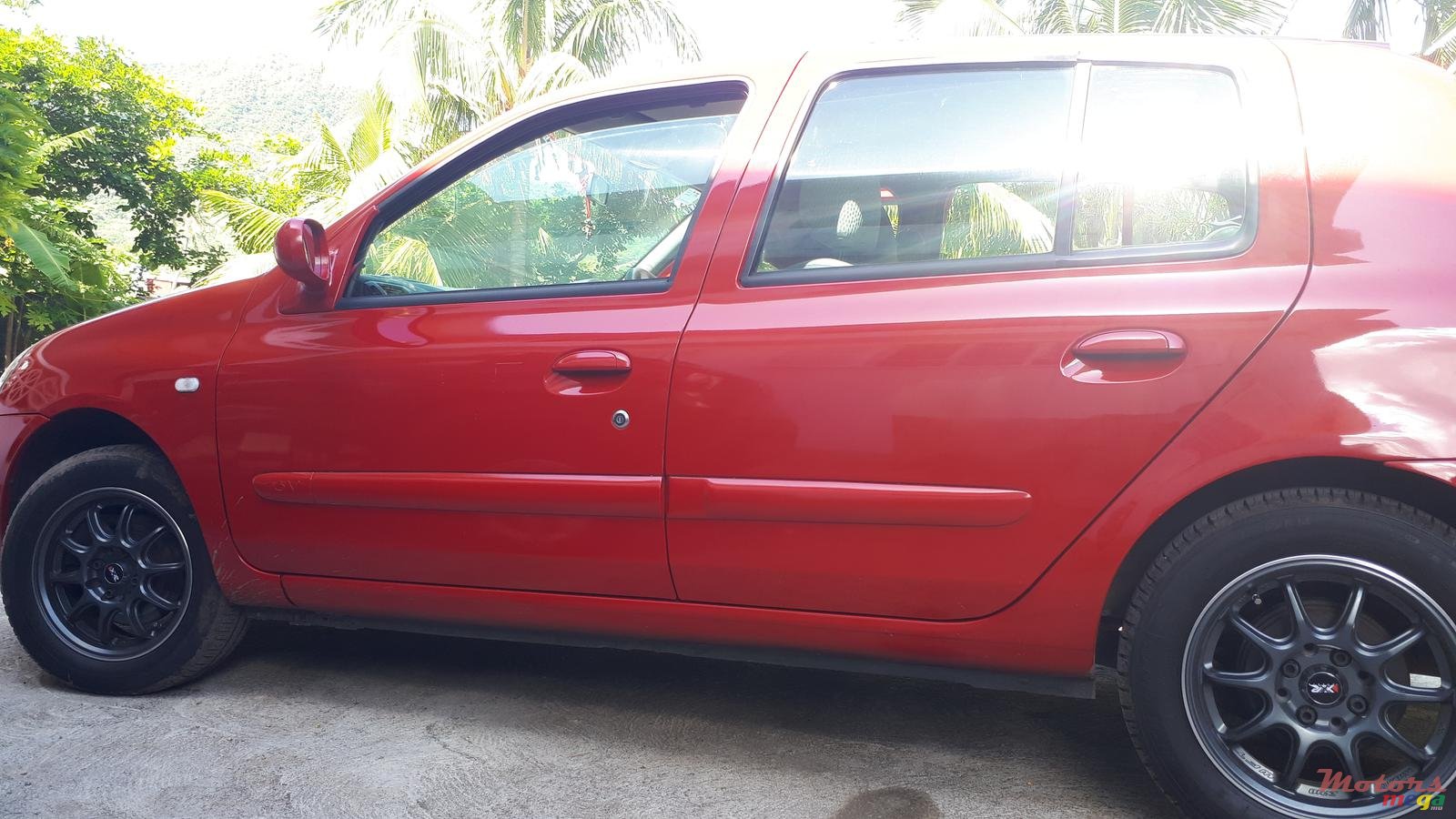 2005' Renault Clio photo #1