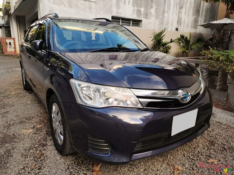 2013' Toyota Corolla Fielder photo #2