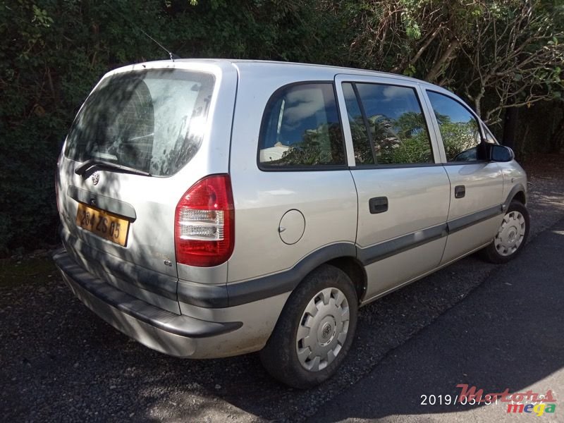 2005' Opel Zafira Life photo #1