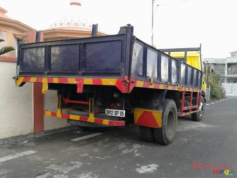 2005' Isuzu camion photo #2