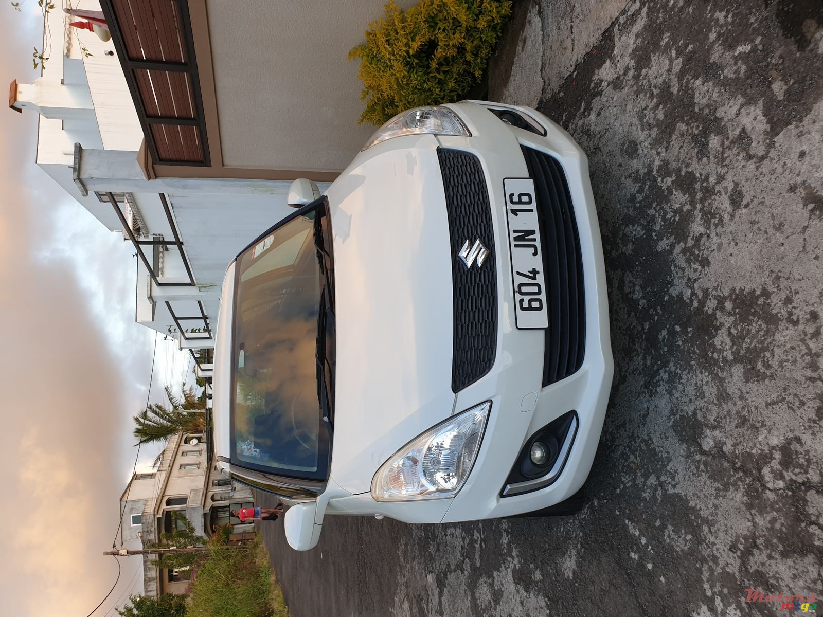 2016' Suzuki Swift HATCHBACK photo #2