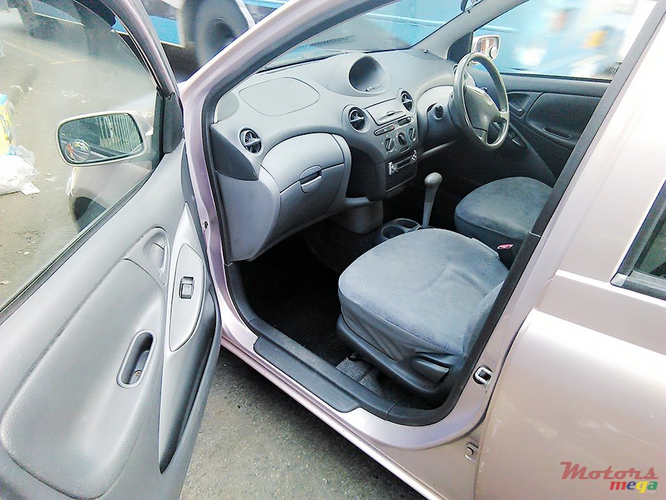 1999' Toyota Vitz photo #4