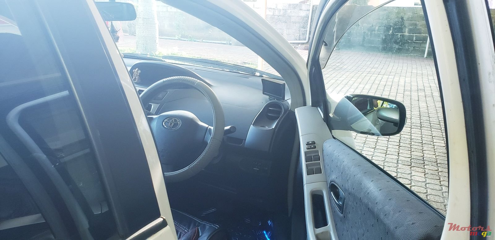 2009' Toyota Vitz photo #2