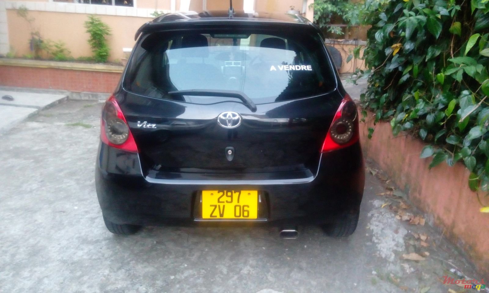 2006' Toyota Vitz photo #1