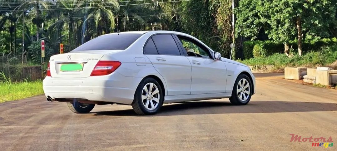 2011' Mercedes-Benz C 180 Avantgarde photo #4