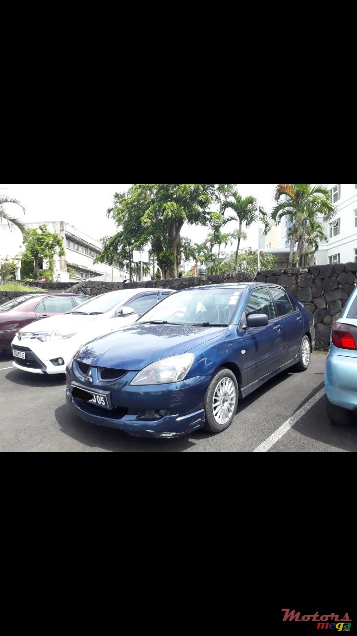 2005' Mitsubishi Lancer GLX photo #2