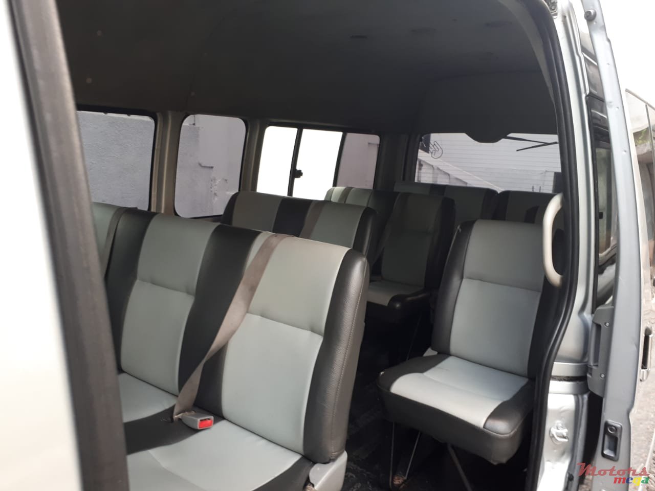 2006' Toyota HiAce photo #3