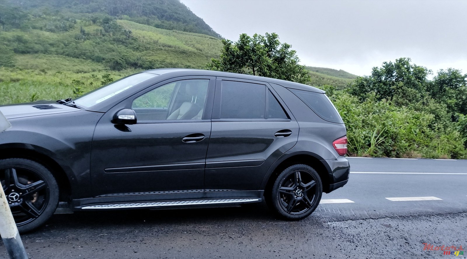 2009' Mercedes-Benz ML 320 SUV photo #2
