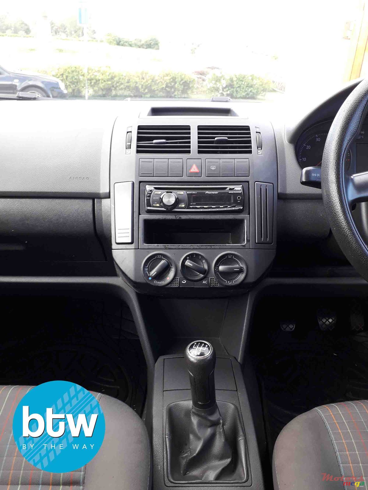 2008' Volkswagen Polo photo #6