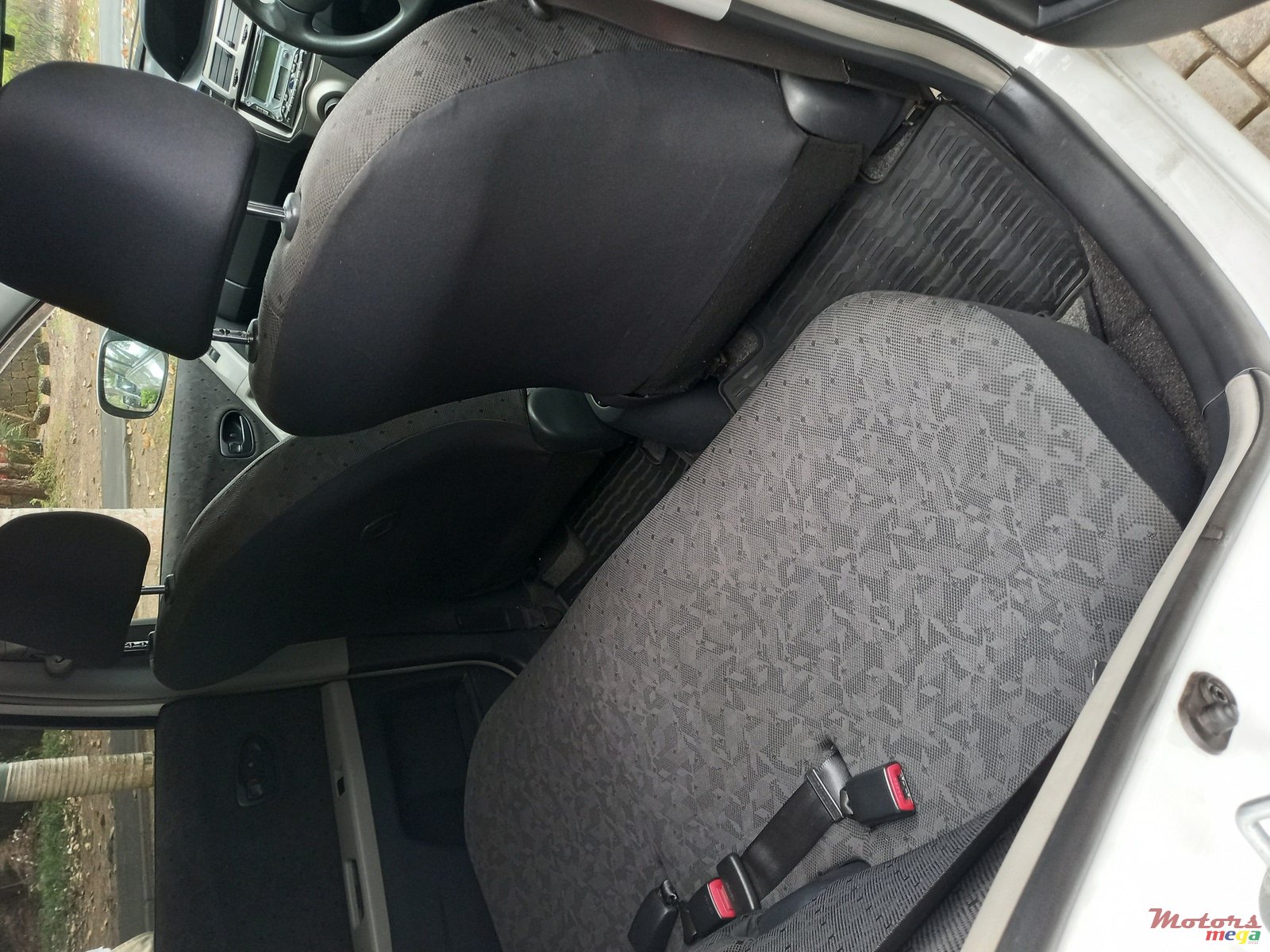 2010' Toyota Vitz photo #3