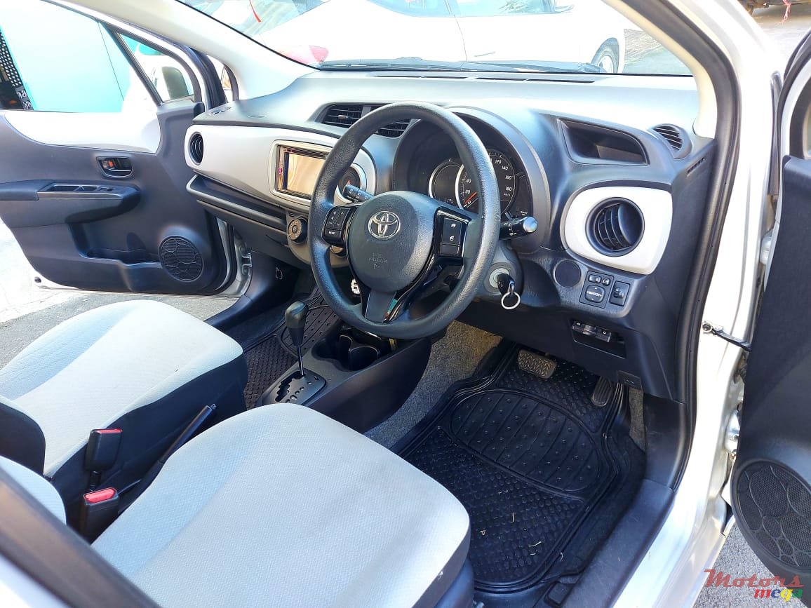 2013' Toyota Vitz photo #2