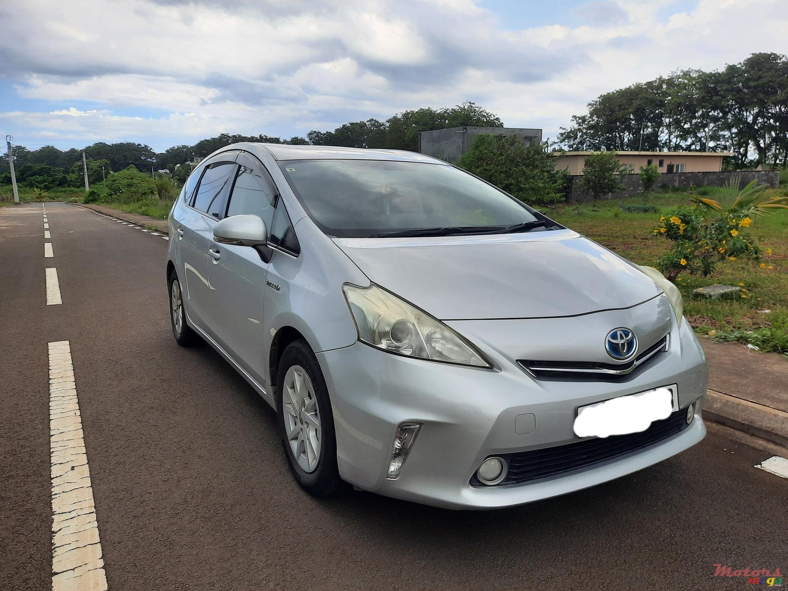 2013' Toyota Prius v photo #2