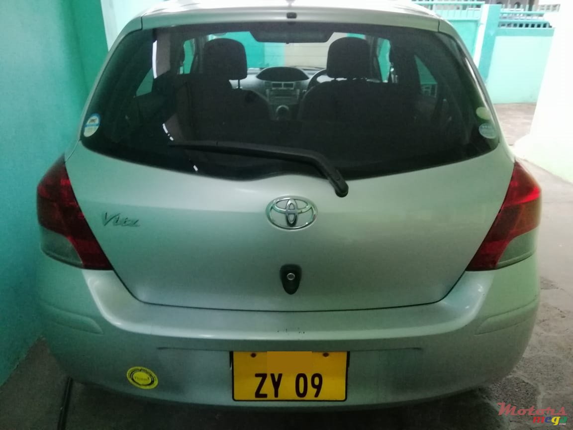 2009' Toyota Vitz photo #2