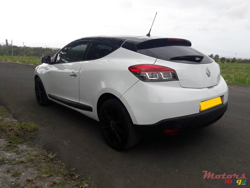 2011' Renault Megane Coupe photo #4