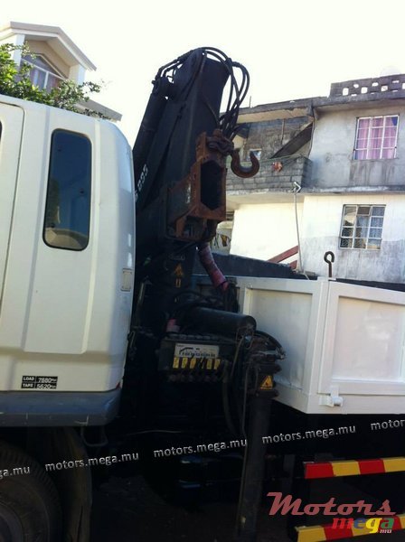 2005' Mitsubishi Starion crane photo #3