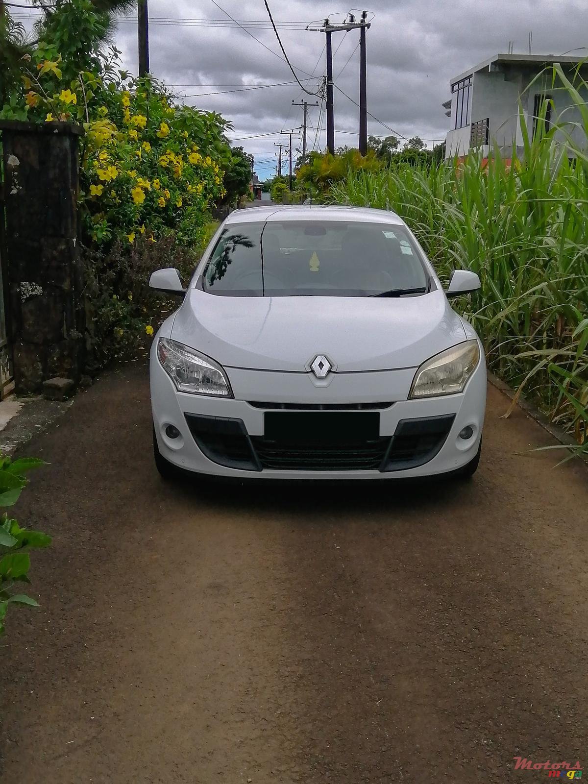 2011' Renault Megane photo #1