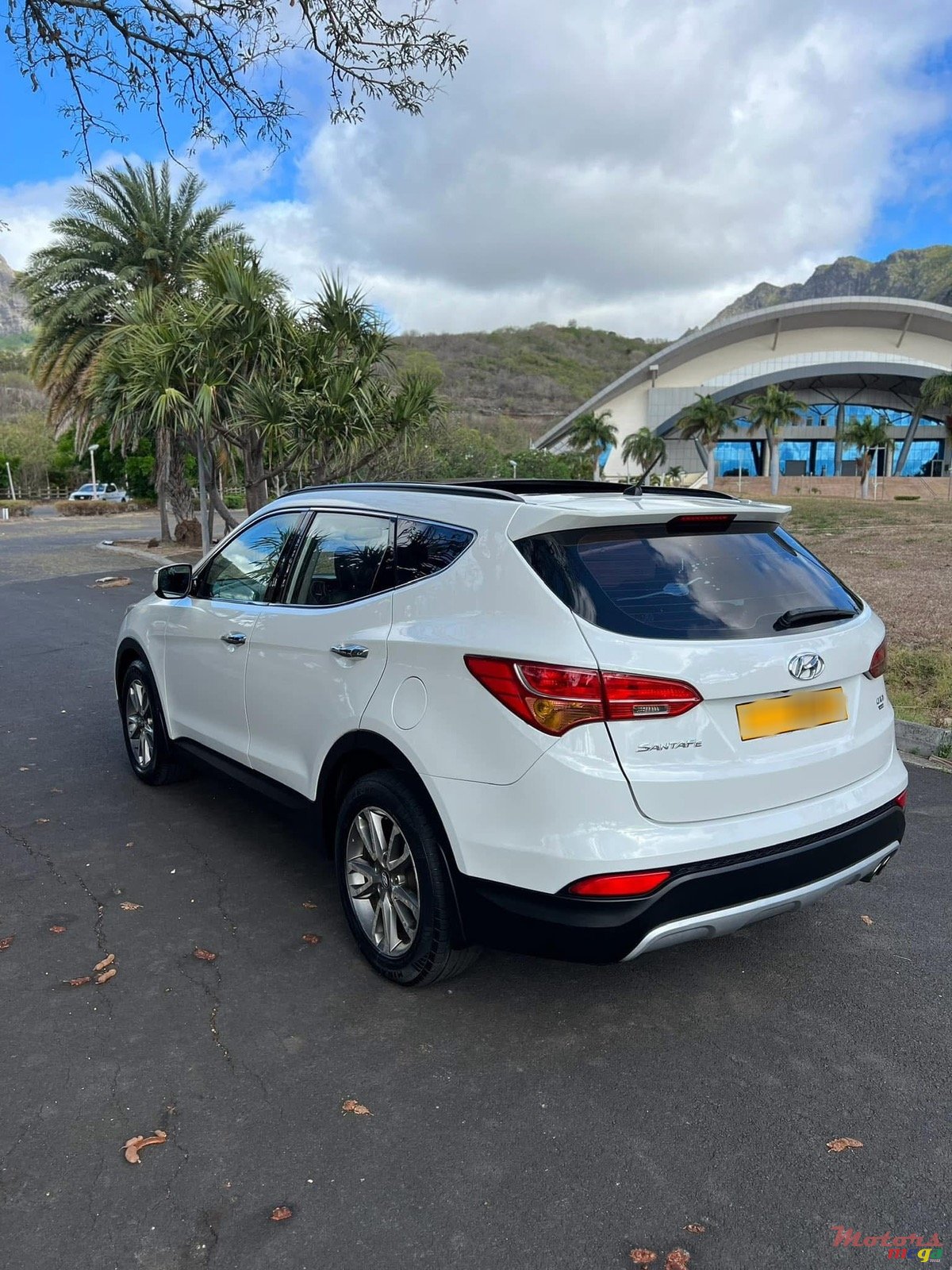 2014' Hyundai Santa Fe photo #3