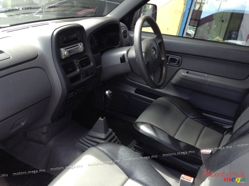 2006' Nissan Navara photo #4