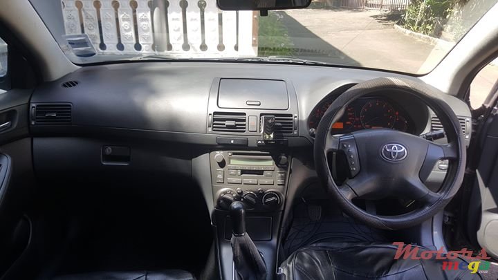 2005' Toyota Avensis photo #2