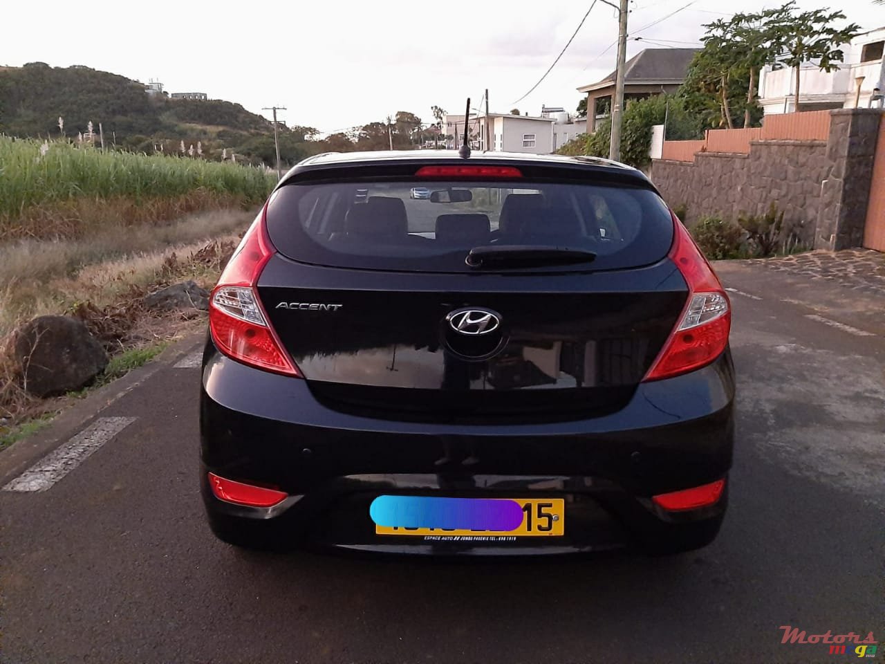 2015' Hyundai Hatchback photo #3