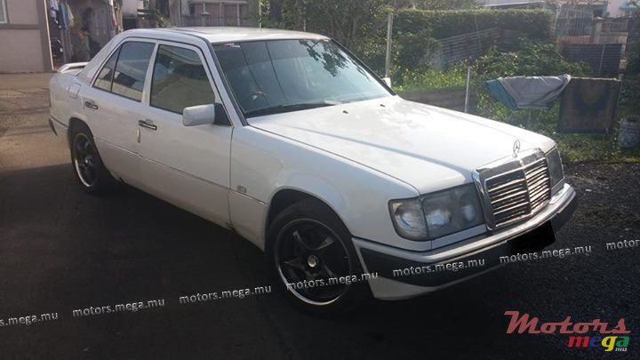1992' Mercedes-Benz 200E photo #1