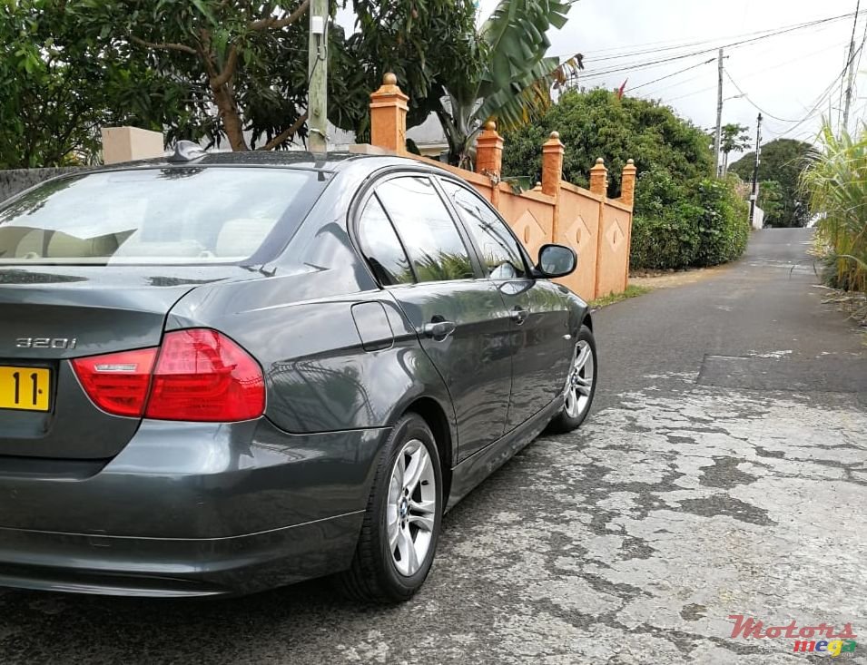 2011' BMW 320 idrive photo #2