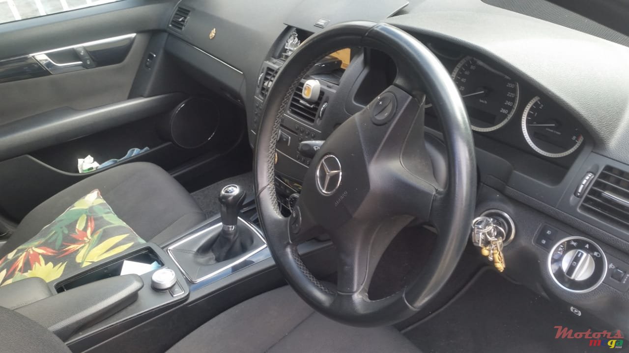 2010' Mercedes-Benz C-Class photo #3