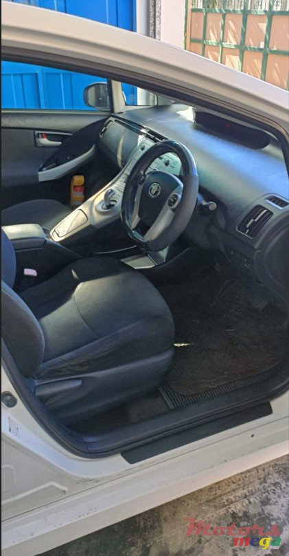 2013' Toyota Prius photo #3