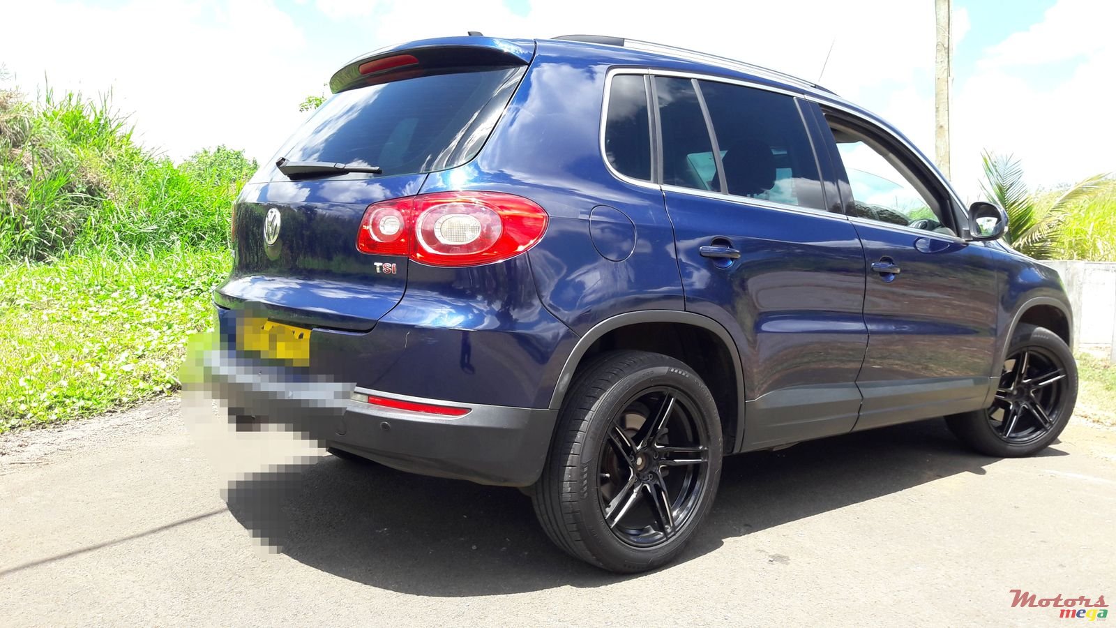 2011' Volkswagen Tiguan photo #2