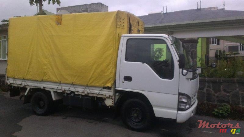 2011' Isuzu photo #3
