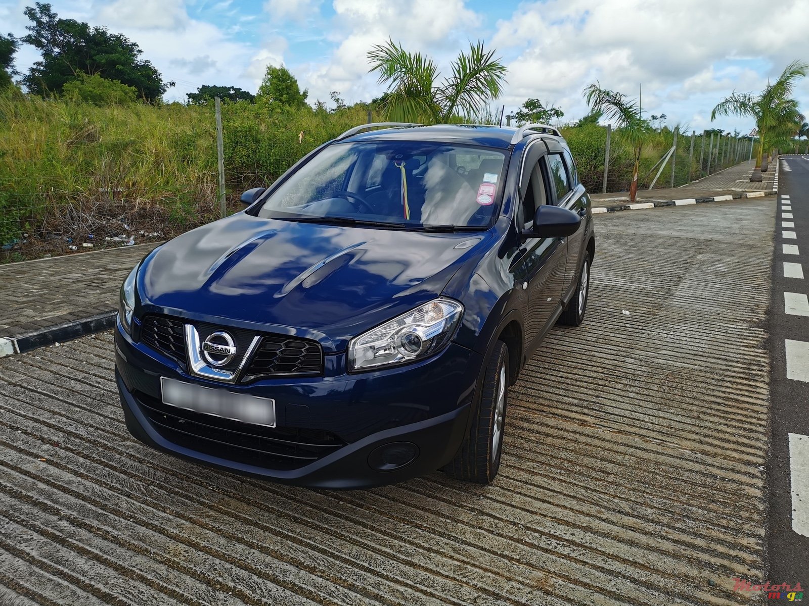 2010' Nissan Qashqai+2 photo #1