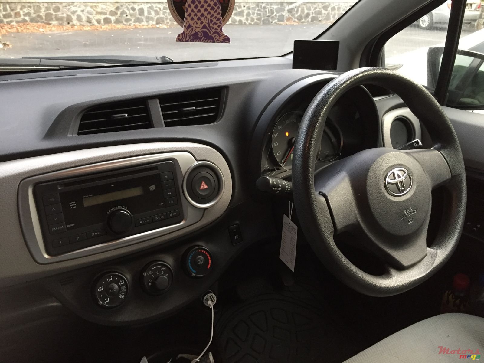 2013' Toyota Vitz photo #4