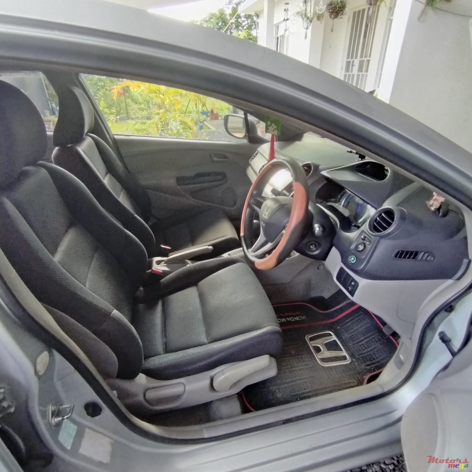 2010' Honda Insight photo #3