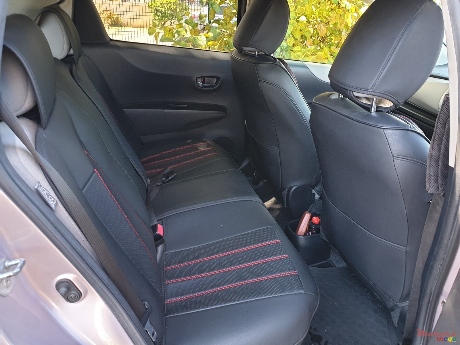 2011' Toyota Vitz photo #3