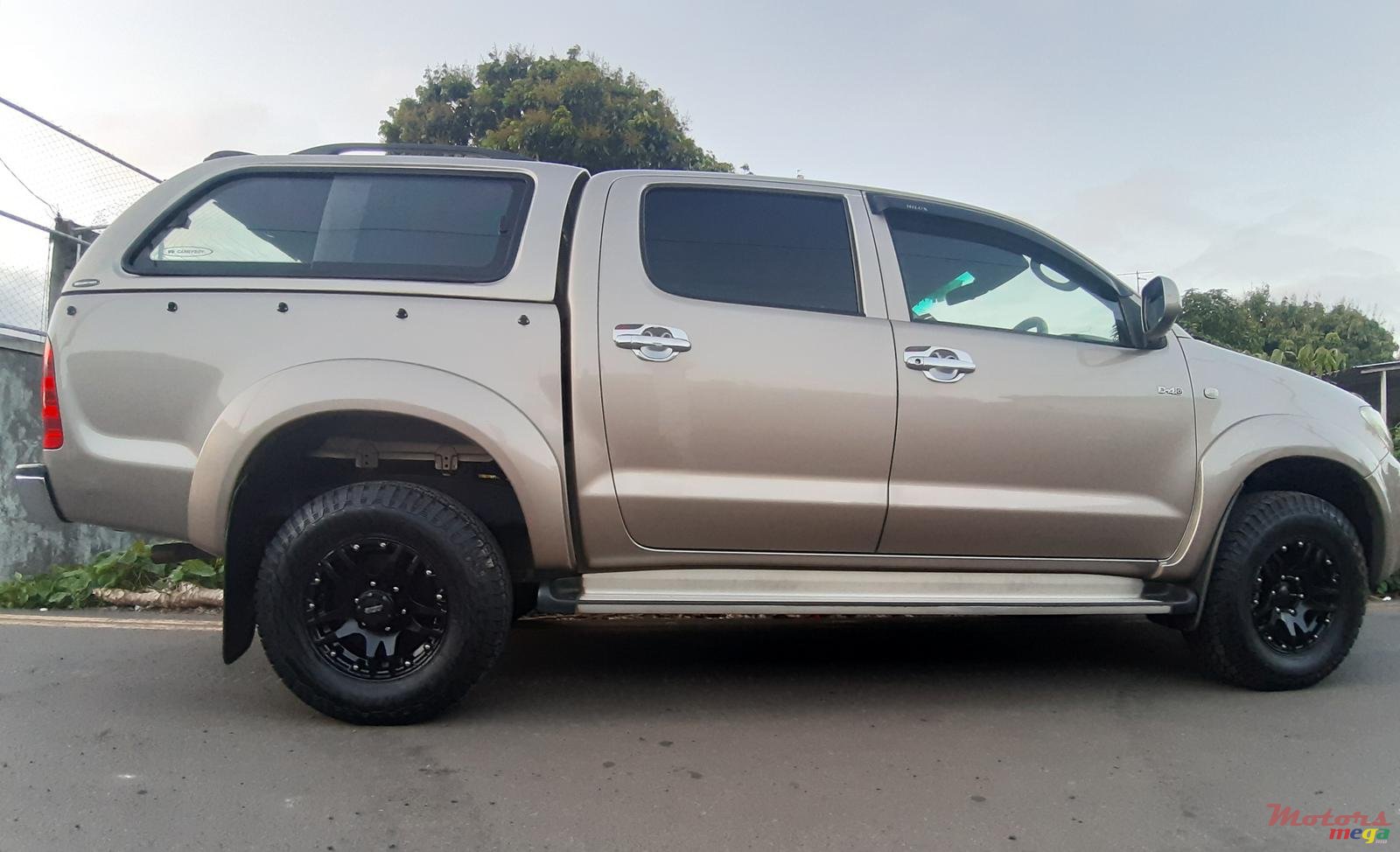 2011' Toyota Hilux photo #1