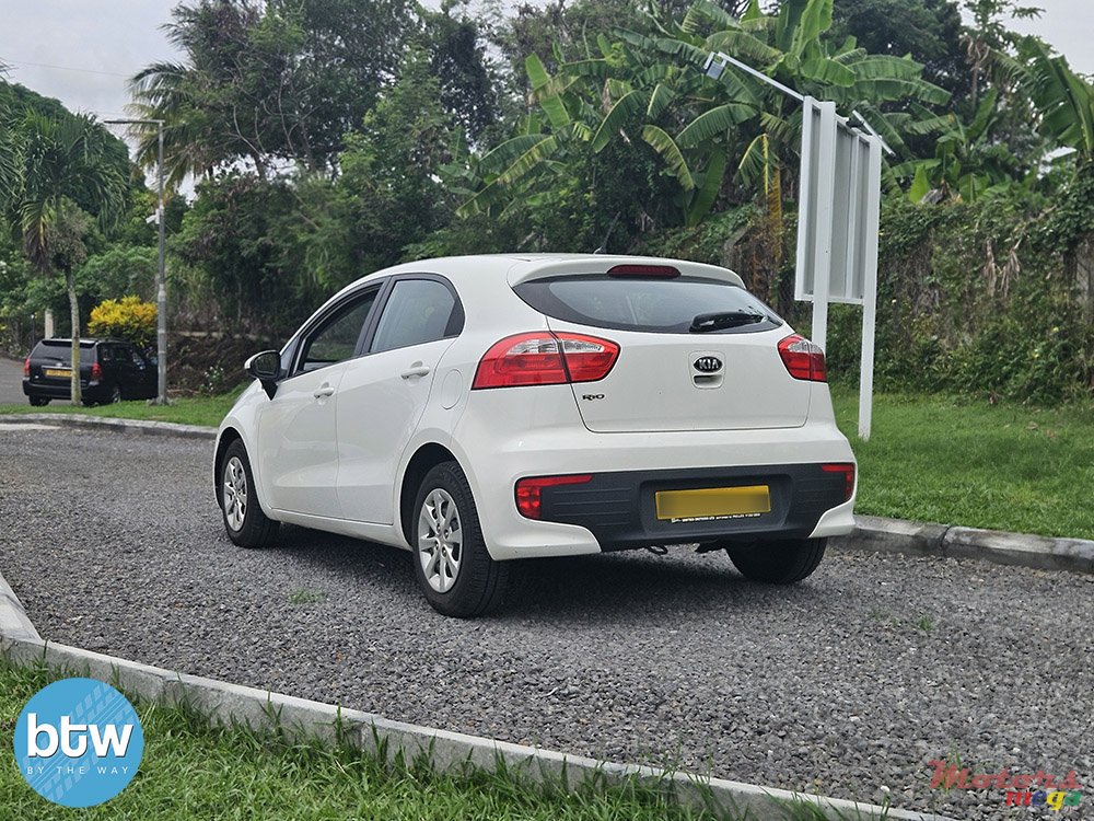 2015' Kia Rio photo #3