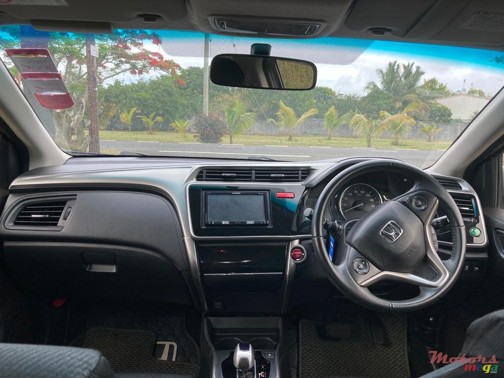 2015' Honda Grace photo #5