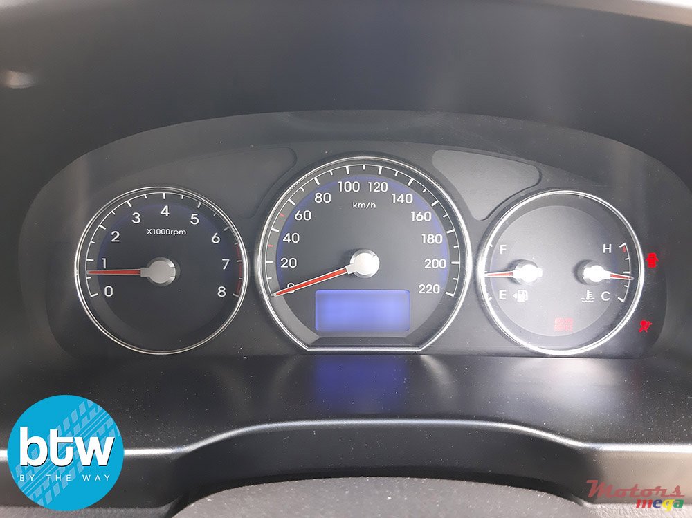 2011' Hyundai Santa Fe photo #7