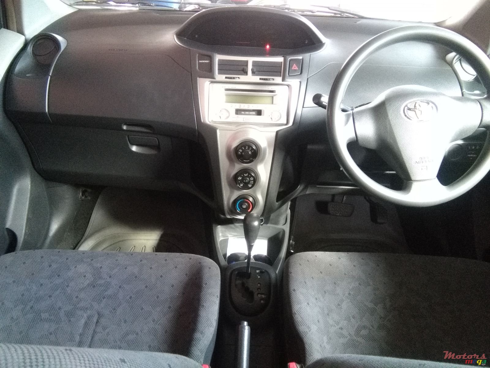 2010' Toyota Vitz photo #3