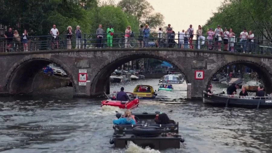 100 amphibious cars glide through Amsterdam's canals on a final float for a while