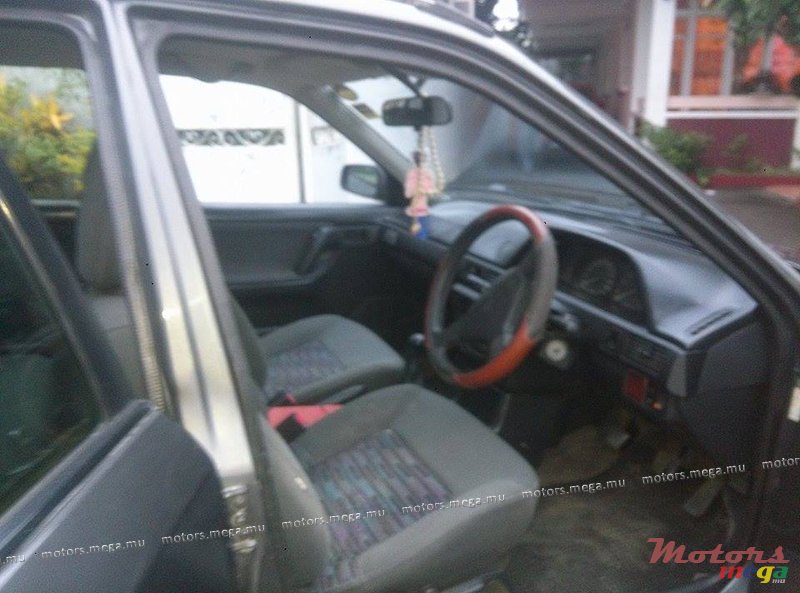 1994' Mazda 323 photo #4