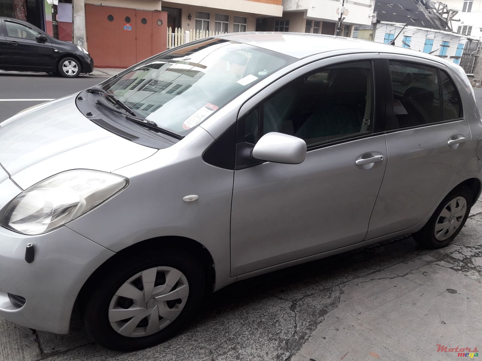 2006' Toyota Vitz photo #2