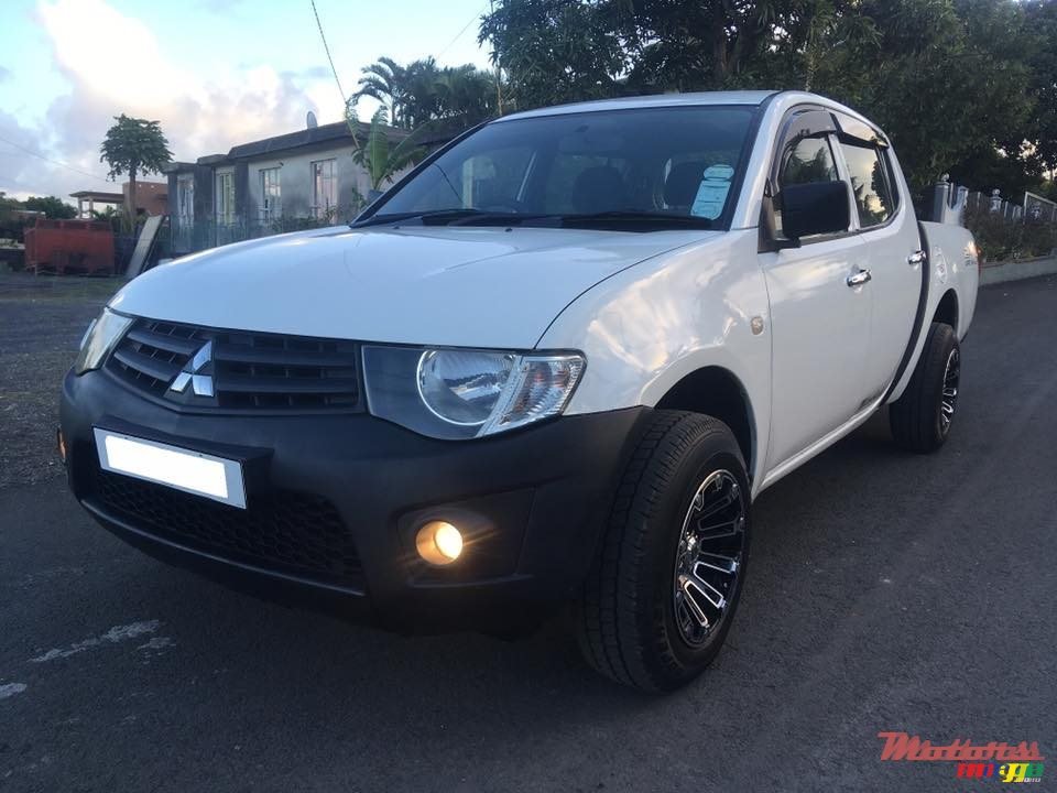 2010' Mitsubishi L200 Sportero 4x2 photo #2