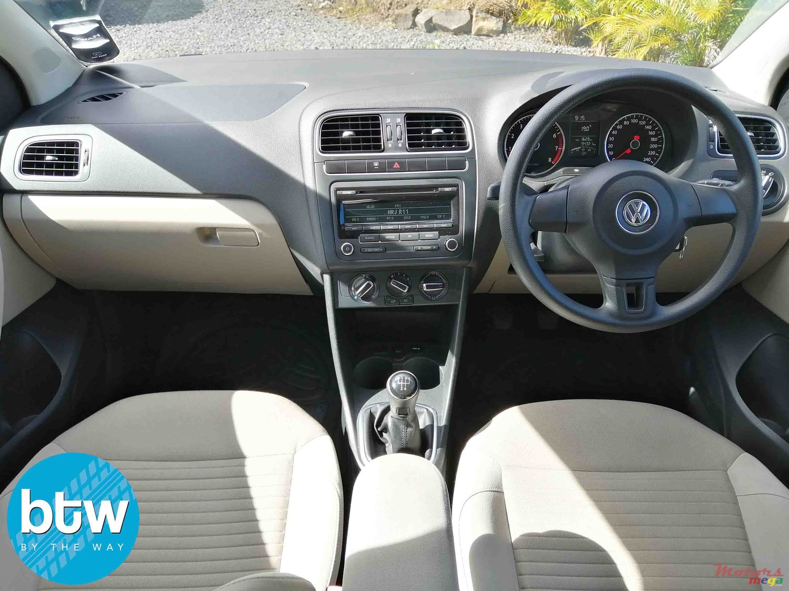 2013' Volkswagen Polo photo #5