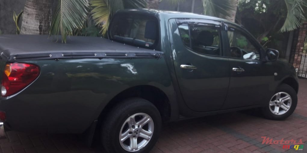 2010' Mitsubishi L 200 original photo #2