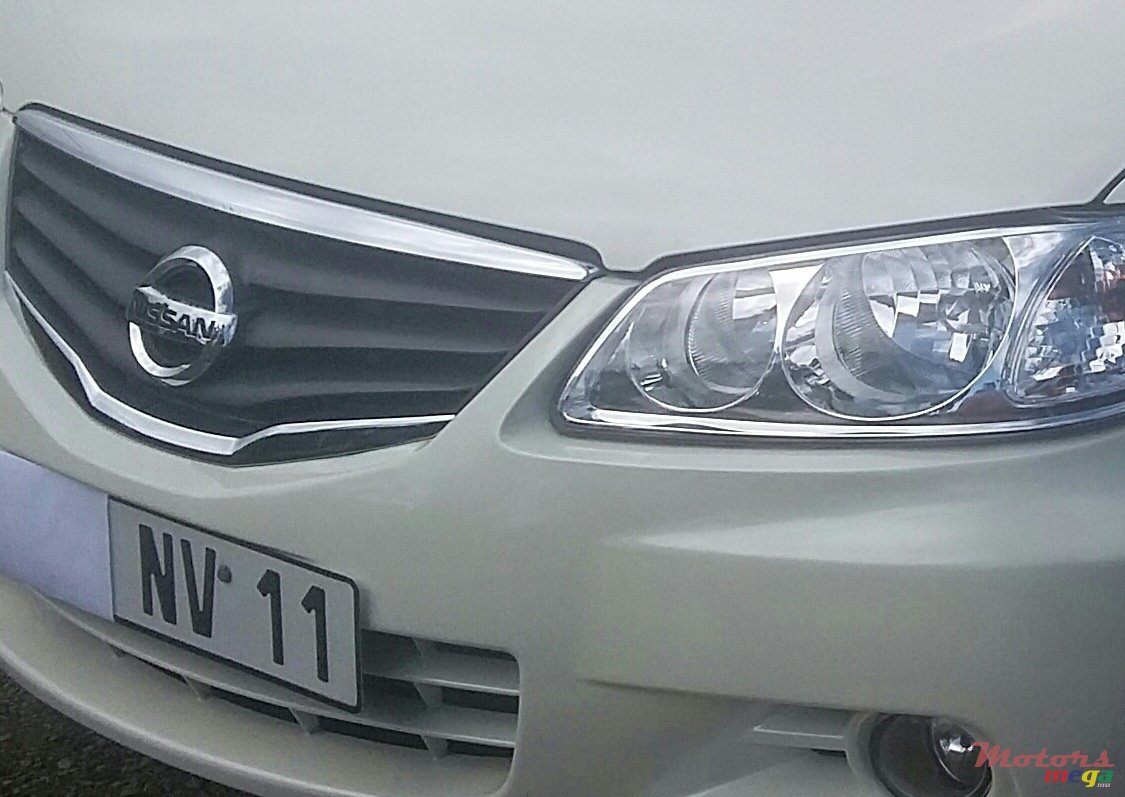 2011' Nissan Original photo #2